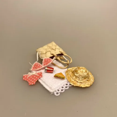 Miniature Strandsæt,Miniature Strå Hat, stråhat, solhat, solfaktor, miniaturer, miniature, dukkehat, lillebitte, dukekhus, dukkehusting, dukkehustilbehør, tilbehør, ting til dukkehus, ting til dukkehuset, strand, hav, fisketur, gavekort, sangskjuler, sjov, tema, symbolsk, fisktur, det vil jeg æde en stråhat på, det vil jeg æde min gamle stråhat på, biti, ribe, sætterkasse, sættekasse,