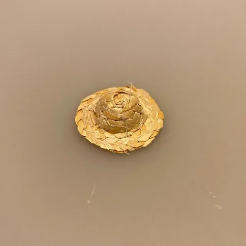 Miniature Strå Hat, stråhat, solhat, solfaktor, miniaturer, miniature, dukkehat, lillebitte, dukekhus, dukkehusting, dukkehustilbehør, tilbehør, ting til dukkehus, ting til dukkehuset, strand, hav, fisketur, gavekort, sangskjuler, sjov, tema, symbolsk, fisktur, det vil jeg æde en stråhat på, det vil jeg æde min gamle stråhat på, biti, ribe, sætterkasse, sættekasse,