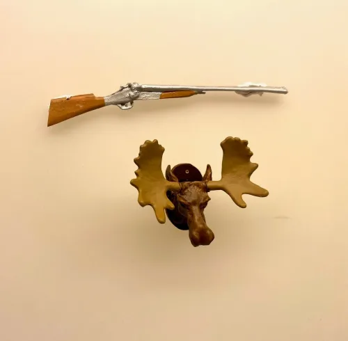 Miniature Trofæ Elghoved til væg , jagt, jagttrofæ, trofæ, elg, elgsdyrhoved, elgsdyr, elghoved, elgehoved, storvildt, jæger, storvildtsjæger, svensk, jagtsalon, jagtstue, dukkehustilbehør, dukkehusting, ting til dukkehus, ting til dukkehuset, miniature, miniaturer, op på kaminhylden, pejsestuen, pejsestue, over pejsen, herreværelset, biti, ribe, små ting, sætterkasse, sættekasse,