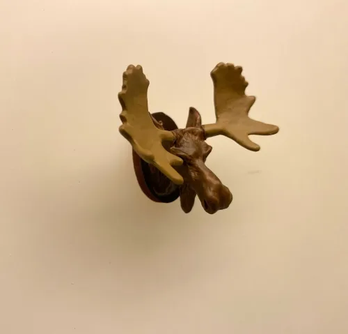 Miniature Trofæ Elghoved til væg , jagt, jagttrofæ, trofæ, elg, elgsdyrhoved, elgsdyr, elghoved, elgehoved, storvildt, jæger, storvildtsjæger, svensk, jagtsalon, jagtstue, dukkehustilbehør, dukkehusting, ting til dukkehus, ting til dukkehuset, miniature, miniaturer, op på kaminhylden, pejsestuen, pejsestue, over pejsen, herreværelset, biti, ribe, små ting, sætterkasse, sættekasse,