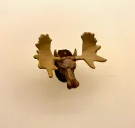 Miniature Trofæ Elghoved til væg , jagt, jagttrofæ, trofæ, elg, elgsdyrhoved, elgsdyr, elghoved, elgehoved, storvildt, jæger, storvildtsjæger, svensk, jagtsalon, jagtstue, dukkehustilbehør, dukkehusting, ting til dukkehus, ting til dukkehuset, miniature, miniaturer, op på kaminhylden, pejsestuen, pejsestue, over pejsen, herreværelset, biti, ribe, små ting, sætterkasse, sættekasse,