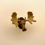 Miniature Trofæ Elghoved til væg , jagt, jagttrofæ, trofæ, elg, elgsdyrhoved, elgsdyr, elghoved, elgehoved, storvildt, jæger, storvildtsjæger, svensk, jagtsalon, jagtstue, dukkehustilbehør, dukkehusting, ting til dukkehus, ting til dukkehuset, miniature, miniaturer, op på kaminhylden, pejsestuen, pejsestue, over pejsen, herreværelset, biti, ribe, små ting, sætterkasse, sættekasse,