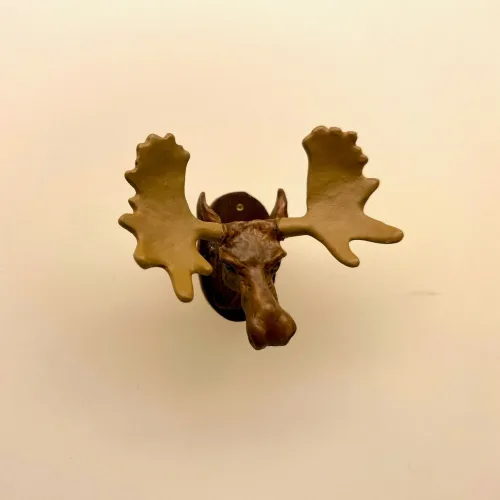 Miniature Trofæ Elghoved til væg , jagt, jagttrofæ, trofæ, elg, elgsdyrhoved, elgsdyr, elghoved, elgehoved, storvildt, jæger, storvildtsjæger, svensk, jagtsalon, jagtstue, dukkehustilbehør, dukkehusting, ting til dukkehus, ting til dukkehuset, miniature, miniaturer, op på kaminhylden, pejsestuen, pejsestue, over pejsen, herreværelset, biti, ribe, små ting, sætterkasse, sættekasse,