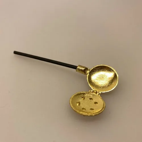 Miniature Varmebækken, dukkehus, dukkehuset, dukkehusting, dukkehustilbehør, miniaturer, mini, sætterkasse, sættekasse, sættekasseting,amagerhylde, kaminhylden, kolde fødder, varme, frossenpind, bækken, kul, koks, upstairs downstairs, herskab og tjenestefolk, biti, ribe