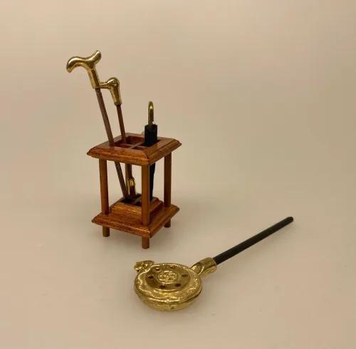 Miniature Varmebækken, dukkehus, dukkehuset, dukkehusting, dukkehustilbehør, miniaturer, mini, sætterkasse, sættekasse, sættekasseting,amagerhylde, kaminhylden, kolde fødder, varme, frossenpind, bækken, kul, koks, upstairs downstairs, herskab og tjenestefolk, biti, ribe