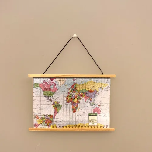 Miniature Landkort Storbritanien, uk, the UK; England, United Kingdom, miniaturer, dukkehus, dukkehusting, dukkehustilbehør, dikkehusmøbler, ting til dukkehuset, ting til kigkasser, symbolsk gave, gavekort, held og lykke, udlandsophold, rejse, sprogskole, skole, skolekort, landkort, vægkort, anskuelsestavle, biti, ribe, sangskjuler, Miniature Landkort Europa, Europakort, verdenskort,