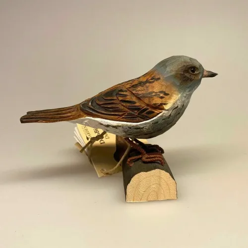 Jernspurv, dunnuck, WG427, wildlife garden, spurvefugl, danske fugle, fugle i farver, fuglefigur, model, træfugl, træfigur, wildlife garden, decobird, ornitolog, ornitologisk, samler, fugle, fugl, fugle entusiast, natur, den danske natur, fugleliv, gave, gaveide, jeg kigger på fugle, realistisk, naturlig, naturelsker, Biti, Ribe,Naturens fugle af træ - Gråspurv, Naturens fugle af træ - Jernspurv