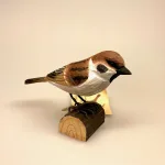 House sparrow, spurvefugl, danske fugle, fugle i farver, fuglefigur, model, træfugl, træfigur, wildlife garden, decobird, ornitolog, ornitologisk, samler, fugle, fugl, fugle entusiast, natur, den danske natur, fugleliv, gave, gaveide, jeg kigger på fugle, realistisk, naturlig, naturelsker, Biti, Ribe,Naturens fugle af træ - Gråspurv, Naturens fugle af træ - Skovspurv