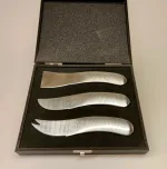 Æske med 3 dele til Ost eller Tapas, tapaz, tapas, buffet, knivtøj, serveringsknive, tag-ting, Ostesæt Æske med 3 dele, knive, osteknive, ostesæt, ost og rødvin, servering, tapaz, tapas, tapassæt, gaveide, gave, fødselsdagsgave, rund fødselsdag, jubilæum, oste, ost, elsker ost, flot, design, dansk design, nordisk, enkelt, luksus, kvalitet, biti, ribe, Wave,