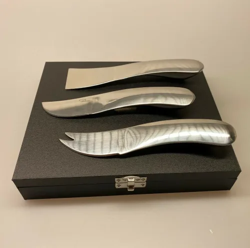 Æske med 3 dele til Ost eller Tapas, tapaz, tapas, buffet, knivtøj, serveringsknive, tag-ting, Ostesæt Æske med 3 dele, knive, osteknive, ostesæt, ost og rødvin, servering, tapaz, tapas, tapassæt, gaveide, gave, fødselsdagsgave, rund fødselsdag, jubilæum, oste, ost, elsker ost, flot, design, dansk design, nordisk, enkelt, luksus, kvalitet, biti, ribe, Wave,