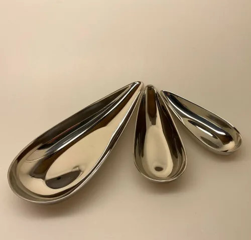 Sæt med 3 dele - Tapas Skåle, tapaz, tapaz, serveringsskåle, gaveide, gave, præsentabel, flot, kvalitet, lækker, jubilæum, fødselsdagsgave, bryllupsgave, snacks, chips, dip, slikskåle, guf, oliven, lækkerier, stål, stålskåle, organiske, organisk form, formgivning, dansk design, design ting, interiør, Moebe, cool, elegant, sølv, biti, ribe