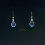 Sølv Ørenringe med facetslebet Lille Dråbe - Londonblå Krystal, london blå, londonblå, topaz, topas, ædelsten, blå sten, blå øreringe, blå ørehængere, sølvøreringe, sølvørehængere, sølv ørehængere, dråber, dråbeformede, petrol, petrolblå, petroleumsfarvede, petroleumsblå, blækblå, mørkeblå, grønblå, jeansblå, denimblå, ægte, ægte sølv, sterling sølv, små, flotte, dansk design, danske brands, cool, trendy, moderne, fine, lette, nikkelfri, allergivenlige, allergitestede, biti, ribe, susanne friis bjørner, dulong, maanesten, stine a, corydon, pico, julie sandlau
