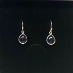 Sølv Ørenringe med glatte dråber - Londonblå Krystal, 5249, Sølv Ørenringe med Facet Dråber - Londonblå Krystal, blækblå, petrol, petroleumsblå, petrolblå, dybblå, jeansblå, mørkevlå, topas, Sølv Ørenringe med Facet Dråber - Blå Topas, topaz, blå, pastel, dråber, diamantslebne, dråbeformede, ørehængere, sølvøreringe, ægte, sterling sølv, nikkelfri, elegante, galla, fest, smykker, prinsesse, hængere, hænge øreringe, chakra, ædle, sten, ædelsten, biti, ribe, friis bjørner, maanesten, stine a, enamel, flotte, specielle, tilbud, billige
