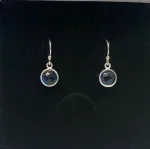 Sølv Ørenringe med runde facetsten - Londonblå Krystal, Sølv Ørenringe med glatte dråber - Londonblå Krystal, Sølv Ørenringe med Facet Dråber - Londonblå Krystal, blækblå, petrol, petroleumsblå, petrolblå, dybblå, jeansblå, mørkevlå, topas, Sølv Ørenringe med Facet Dråber - Blå Topas, topaz, blå, pastel, dråber, diamantslebne, dråbeformede, ørehængere, sølvøreringe, ægte, sterling sølv, nikkelfri, elegante, galla, fest, smykker, prinsesse, hængere, hænge øreringe, chakra, ædle, sten, ædelsten, biti, ribe, friis bjørner, maanesten, stine a, enamel, flotte, specielle, tilbud, billige