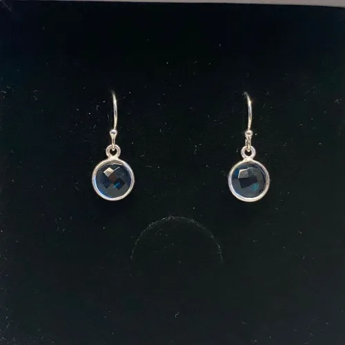 Sølv Ørenringe med runde facetsten - Londonblå Krystal, Sølv Ørenringe med glatte dråber - Londonblå Krystal, Sølv Ørenringe med Facet Dråber - Londonblå Krystal, blækblå, petrol, petroleumsblå, petrolblå, dybblå, jeansblå, mørkevlå, topas, Sølv Ørenringe med Facet Dråber - Blå Topas, topaz, blå, pastel, dråber, diamantslebne, dråbeformede, ørehængere, sølvøreringe, ægte, sterling sølv, nikkelfri, elegante, galla, fest, smykker, prinsesse, hængere, hænge øreringe, chakra, ædle, sten, ædelsten, biti, ribe, friis bjørner, maanesten, stine a, enamel, flotte, specielle, tilbud, billige