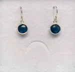 Sølv Ørenringe med runde facetsten - Londonblå Krystal, Sølv Ørenringe med glatte dråber - Londonblå Krystal, Sølv Ørenringe med Facet Dråber - Londonblå Krystal, blækblå, petrol, petroleumsblå, petrolblå, dybblå, jeansblå, mørkevlå, topas, Sølv Ørenringe med Facet Dråber - Blå Topas, topaz, blå, pastel, dråber, diamantslebne, dråbeformede, ørehængere, sølvøreringe, ægte, sterling sølv, nikkelfri, elegante, galla, fest, smykker, prinsesse, hængere, hænge øreringe, chakra, ædle, sten, ædelsten, biti, ribe, friis bjørner, maanesten, stine a, enamel, flotte, specielle, tilbud, billige
