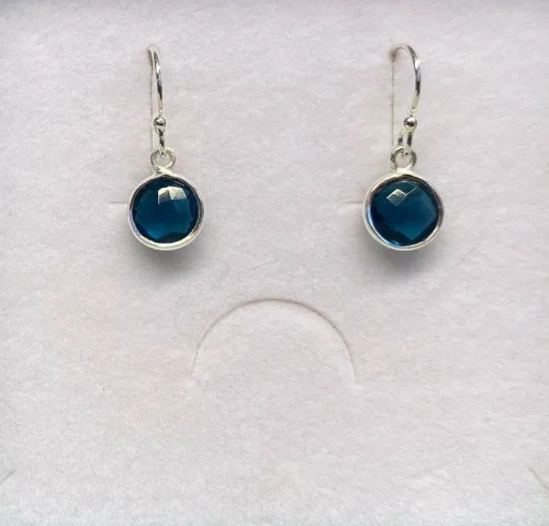 Sølv Ørenringe med runde facetsten - Londonblå Krystal, Sølv Ørenringe med glatte dråber - Londonblå Krystal, Sølv Ørenringe med Facet Dråber - Londonblå Krystal, blækblå, petrol, petroleumsblå, petrolblå, dybblå, jeansblå, mørkevlå, topas, Sølv Ørenringe med Facet Dråber - Blå Topas, topaz, blå, pastel, dråber, diamantslebne, dråbeformede, ørehængere, sølvøreringe, ægte, sterling sølv, nikkelfri, elegante, galla, fest, smykker, prinsesse, hængere, hænge øreringe, chakra, ædle, sten, ædelsten, biti, ribe, friis bjørner, maanesten, stine a, enamel, flotte, specielle, tilbud, billige