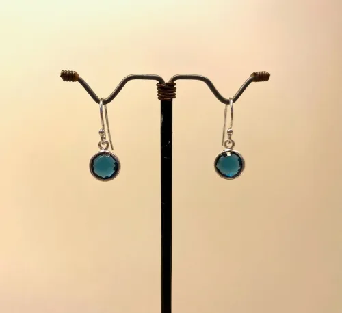 Sølv Ørenringe med runde facetsten - Londonblå Krystal, Sølv Ørenringe med glatte dråber - Londonblå Krystal, Sølv Ørenringe med Facet Dråber - Londonblå Krystal, blækblå, petrol, petroleumsblå, petrolblå, dybblå, jeansblå, mørkevlå, topas, Sølv Ørenringe med Facet Dråber - Blå Topas, topaz, blå, pastel, dråber, diamantslebne, dråbeformede, ørehængere, sølvøreringe, ægte, sterling sølv, nikkelfri, elegante, galla, fest, smykker, prinsesse, hængere, hænge øreringe, chakra, ædle, sten, ædelsten, biti, ribe, friis bjørner, maanesten, stine a, enamel, flotte, specielle, tilbud, billige