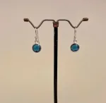 Sølv Ørenringe med runde facetsten - Londonblå Krystal, Sølv Ørenringe med glatte dråber - Londonblå Krystal, Sølv Ørenringe med Facet Dråber - Londonblå Krystal, blækblå, petrol, petroleumsblå, petrolblå, dybblå, jeansblå, mørkevlå, topas, Sølv Ørenringe med Facet Dråber - Blå Topas, topaz, blå, pastel, dråber, diamantslebne, dråbeformede, ørehængere, sølvøreringe, ægte, sterling sølv, nikkelfri, elegante, galla, fest, smykker, prinsesse, hængere, hænge øreringe, chakra, ædle, sten, ædelsten, biti, ribe, friis bjørner, maanesten, stine a, enamel, flotte, specielle, tilbud, billige