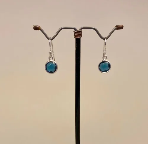 Sølv Ørenringe med runde facetsten - Londonblå Krystal, Sølv Ørenringe med glatte dråber - Londonblå Krystal, Sølv Ørenringe med Facet Dråber - Londonblå Krystal, blækblå, petrol, petroleumsblå, petrolblå, dybblå, jeansblå, mørkevlå, topas, Sølv Ørenringe med Facet Dråber - Blå Topas, topaz, blå, pastel, dråber, diamantslebne, dråbeformede, ørehængere, sølvøreringe, ægte, sterling sølv, nikkelfri, elegante, galla, fest, smykker, prinsesse, hængere, hænge øreringe, chakra, ædle, sten, ædelsten, biti, ribe, friis bjørner, maanesten, stine a, enamel, flotte, specielle, tilbud, billige