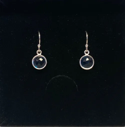 Sølv Ørenringe med runde facetsten - Londonblå Krystal, Sølv Ørenringe med glatte dråber - Londonblå Krystal, Sølv Ørenringe med Facet Dråber - Londonblå Krystal, blækblå, petrol, petroleumsblå, petrolblå, dybblå, jeansblå, mørkevlå, topas, Sølv Ørenringe med Facet Dråber - Blå Topas, topaz, blå, pastel, dråber, diamantslebne, dråbeformede, ørehængere, sølvøreringe, ægte, sterling sølv, nikkelfri, elegante, galla, fest, smykker, prinsesse, hængere, hænge øreringe, chakra, ædle, sten, ædelsten, biti, ribe, friis bjørner, maanesten, stine a, enamel, flotte, specielle, tilbud, billige