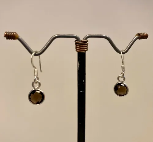 Sølv Ørenringe med små runde facetsten - Røgkvarts, brun, brune sten, jorden, jordforbindelse, klar, små, runde, ørehængere, runde sten, røgtopas, røgtopaz, røgkvarts, smoke quarz, smokey quarz, topaz, sølv, ægte sølv, sterling sølv, ren sølv, nikkelfri, hverdags, sølv smykker, billige, gave, ægte sten, halvædelsten, krystaller, Biti, Ribe, Maanesten, Stine A, Pernille Corydon, Enamel, Susanne FriisBjørner,