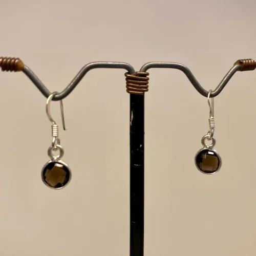 Sølv Ørenringe med små runde facetsten - Røgkvarts, brun, brune sten, jorden, jordforbindelse, klar, små, runde, ørehængere, runde sten, røgtopas, røgtopaz, røgkvarts, smoke quarz, smokey quarz, topaz, sølv, ægte sølv, sterling sølv, ren sølv, nikkelfri, hverdags, sølv smykker, billige, gave, ægte sten, halvædelsten, krystaller, Biti, Ribe, Maanesten, Stine A, Pernille Corydon, Enamel, Susanne FriisBjørner,