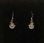 Vikingeørehængere i sølv - Vikingeskibe mini, vikingeskib, båd, skib, skridbladner, vikingesmykker, vikingeøreringe, sølv øreringe, ørehængere, med skibe, museumssmykker, museums, kopismykke, vikingekopi, ægte sølv, sølvsmykker, af ægte sølv, ren sølv, nikkelfri, flotte, små, øreringe, hænge øreringe, ørenringe, biti, ribe, nordiske, nordisk mytologi, historiske, guder, gamle guder,