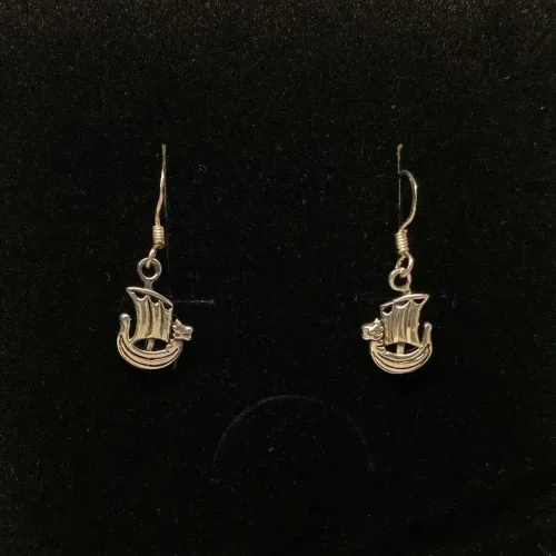 Vikingeørehængere i sølv - Vikingeskibe mini, vikingeskib, båd, skib, skridbladner, vikingesmykker, vikingeøreringe, sølv øreringe, ørehængere, med skibe, museumssmykker, museums, kopismykke, vikingekopi, ægte sølv, sølvsmykker, af ægte sølv, ren sølv, nikkelfri, flotte, små, øreringe, hænge øreringe, ørenringe, biti, ribe, nordiske, nordisk mytologi, historiske, guder, gamle guder,