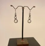 Vikingeørehængere i sølv - Gotlandsk krystal med Fenris lille, Vikingeørehængere i sølv - Gotlandsk krystal med Fenris stor, museumssmykker, vikingesmykker, fenrisulven, fenris, ulv, krystal, bjergkrystal, gotlandsk, vikinger, vikingefund, kopi, nordiske smykker, ørehængere, sølv øreringe, ægte sølv, sterling sølv, ragnarok, smykker med ulve, lange, sølv ørehængere, aser, asatro, mytologi, biti,ribe