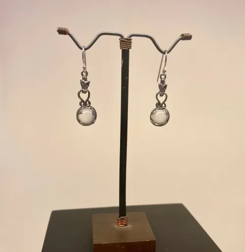 Vikingeørehængere i sølv - Gotlandsk krystal med Fenris lille, Vikingeørehængere i sølv - Gotlandsk krystal med Fenris stor, museumssmykker, vikingesmykker, fenrisulven, fenris, ulv, krystal, bjergkrystal, gotlandsk, vikinger, vikingefund, kopi, nordiske smykker, ørehængere, sølv øreringe, ægte sølv, sterling sølv, ragnarok, smykker med ulve, lange, sølv ørehængere, aser, asatro, mytologi, biti,ribe