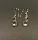 Vikingeørehængere i sølv - Gotlandsk krystal med Fenris lille, Vikingeørehængere i sølv - Gotlandsk krystal med Fenris stor, museumssmykker, vikingesmykker, fenrisulven, fenris, ulv, krystal, bjergkrystal, gotlandsk, vikinger, vikingefund, kopi, nordiske smykker, ørehængere, sølv øreringe, ægte sølv, sterling sølv, ragnarok, smykker med ulve, lange, sølv ørehængere, aser, asatro, mytologi, biti,ribe