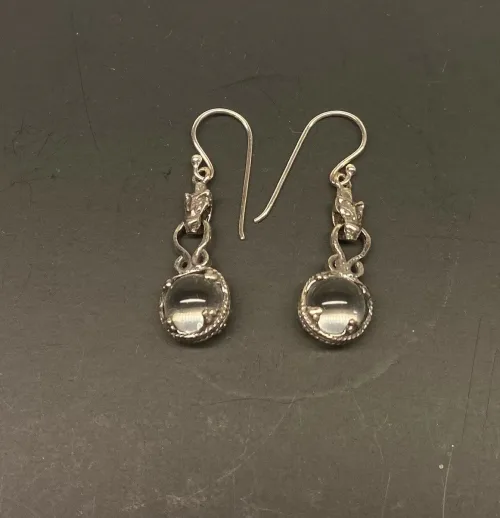 Vikingeørehængere i sølv - Gotlandsk krystal med Fenris lille, Vikingeørehængere i sølv - Gotlandsk krystal med Fenris stor, museumssmykker, vikingesmykker, fenrisulven, fenris, ulv, krystal, bjergkrystal, gotlandsk, vikinger, vikingefund, kopi, nordiske smykker, ørehængere, sølv øreringe, ægte sølv, sterling sølv, ragnarok, smykker med ulve, lange, sølv ørehængere, aser, asatro, mytologi, biti,ribe