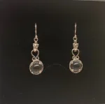 Vikingeørehængere i sølv - Gotlandsk krystal med Fenris lille, Vikingeørehængere i sølv - Gotlandsk krystal med Fenris stor, museumssmykker, vikingesmykker, fenrisulven, fenris, ulv, krystal, bjergkrystal, gotlandsk, vikinger, vikingefund, kopi, nordiske smykker, ørehængere, sølv øreringe, ægte sølv, sterling sølv, ragnarok, smykker med ulve, lange, sølv ørehængere, aser, asatro, mytologi, biti,ribe