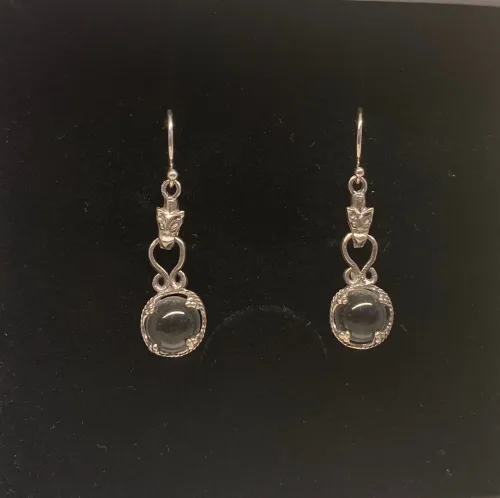 Vikingeørehængere i sølv - Gotlandsk krystal med Fenris lille, Vikingeørehængere i sølv - Gotlandsk krystal med Fenris stor, museumssmykker, vikingesmykker, fenrisulven, fenris, ulv, krystal, bjergkrystal, gotlandsk, vikinger, vikingefund, kopi, nordiske smykker, ørehængere, sølv øreringe, ægte sølv, sterling sølv, ragnarok, smykker med ulve, lange, sølv ørehængere, aser, asatro, mytologi, biti,ribe