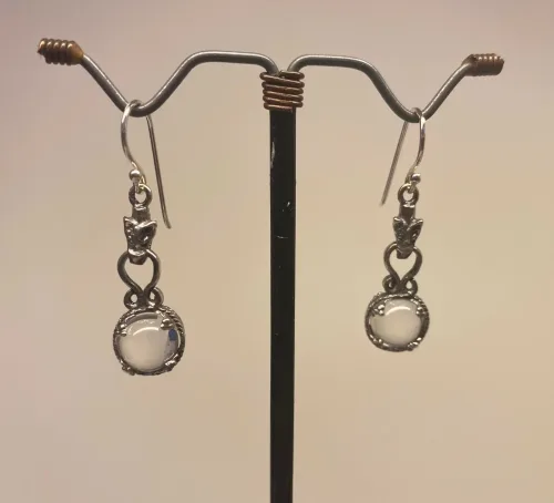 Vikingeørehængere i sølv - Gotlandsk krystal med Fenris lille, Vikingeørehængere i sølv - Gotlandsk krystal med Fenris stor, museumssmykker, vikingesmykker, fenrisulven, fenris, ulv, krystal, bjergkrystal, gotlandsk, vikinger, vikingefund, kopi, nordiske smykker, ørehængere, sølv øreringe, ægte sølv, sterling sølv, ragnarok, smykker med ulve, lange, sølv ørehængere, aser, asatro, mytologi, biti,ribe