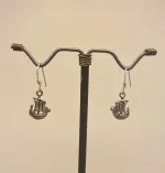 Vikingeørehængere i sølv - Vikingeskibe mini, vikingeskib, båd, skib, skridbladner, vikingesmykker, vikingeøreringe, sølv øreringe, ørehængere, med skibe, museumssmykker, museums, kopismykke, vikingekopi, ægte sølv, sølvsmykker, af ægte sølv, ren sølv, nikkelfri, flotte, små, øreringe, hænge øreringe, ørenringe, biti, ribe, nordiske, nordisk mytologi, historiske, guder, gamle guder,