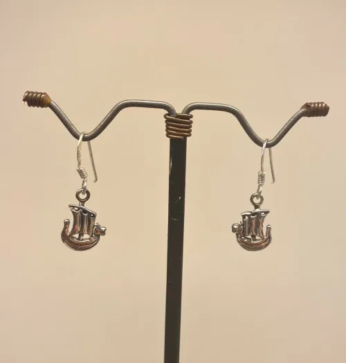 Vikingeørehængere i sølv - Vikingeskibe mini, vikingeskib, båd, skib, skridbladner, vikingesmykker, vikingeøreringe, sølv øreringe, ørehængere, med skibe, museumssmykker, museums, kopismykke, vikingekopi, ægte sølv, sølvsmykker, af ægte sølv, ren sølv, nikkelfri, flotte, små, øreringe, hænge øreringe, ørenringe, biti, ribe, nordiske, nordisk mytologi, historiske, guder, gamle guder,