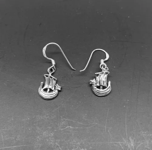 Vikingeørehængere i sølv - Vikingeskibe mini, vikingeskib, båd, skib, skridbladner, vikingesmykker, vikingeøreringe, sølv øreringe, ørehængere, med skibe, museumssmykker, museums, kopismykke, vikingekopi, ægte sølv, sølvsmykker, af ægte sølv, ren sølv, nikkelfri, flotte, små, øreringe, hænge øreringe, ørenringe, biti, ribe, nordiske, nordisk mytologi, historiske, guder, gamle guder,