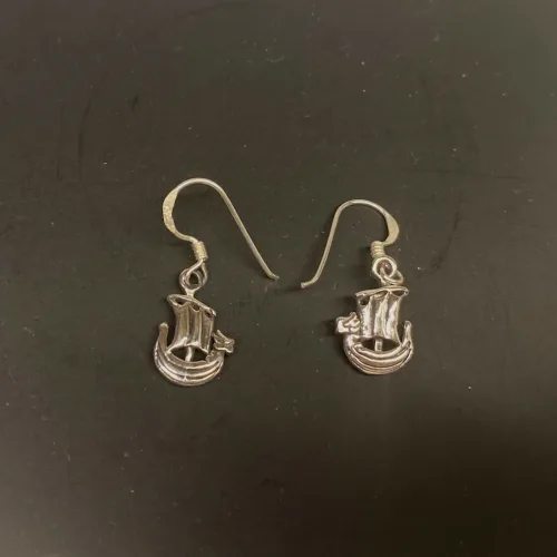 Vikingeørehængere i sølv - Vikingeskibe mini, vikingeskib, båd, skib, skridbladner, vikingesmykker, vikingeøreringe, sølv øreringe, ørehængere, med skibe, museumssmykker, museums, kopismykke, vikingekopi, ægte sølv, sølvsmykker, af ægte sølv, ren sølv, nikkelfri, flotte, små, øreringe, hænge øreringe, ørenringe, biti, ribe, nordiske, nordisk mytologi, historiske, guder, gamle guder,