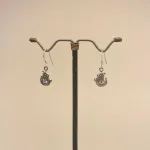 Vikingeørehængere i sølv - Vikingeskibe mini, vikingeskib, båd, skib, skridbladner, vikingesmykker, vikingeøreringe, sølv øreringe, ørehængere, med skibe, museumssmykker, museums, kopismykke, vikingekopi, ægte sølv, sølvsmykker, af ægte sølv, ren sølv, nikkelfri, flotte, små, øreringe, hænge øreringe, ørenringe, biti, ribe, nordiske, nordisk mytologi, historiske, guder, gamle guder,