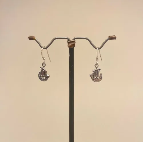 Vikingeørehængere i sølv - Vikingeskibe mini, vikingeskib, båd, skib, skridbladner, vikingesmykker, vikingeøreringe, sølv øreringe, ørehængere, med skibe, museumssmykker, museums, kopismykke, vikingekopi, ægte sølv, sølvsmykker, af ægte sølv, ren sølv, nikkelfri, flotte, små, øreringe, hænge øreringe, ørenringe, biti, ribe, nordiske, nordisk mytologi, historiske, guder, gamle guder,