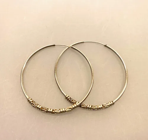 , hoops, lette, store, kæmpe hoops, giga store, stacking, statement, smykker, statement øreringe, chunky, specielle, oxyderede, oxiderede, mørkt sølv, mønster, mønstrede, runde øreringe, runde ringe, ægte sølv, sterling sølv, ren sølv, ægte, billige, holdbare, boho, bali, hippie, hippe, cool, seje, hipster, Biti, moderne, nyheder, nyhed, nye, Maanesten, Stine A, unikke, unika, unik, stil, stilede, stilige, festlige, Biti, Ribe,Ø 50 mm Creoler sølv med 4 x S-Mønster og Snoning ,