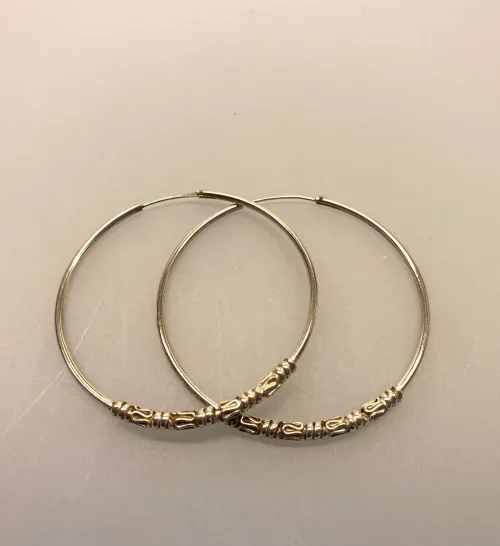 , hoops, lette, store, kæmpe hoops, giga store, stacking, statement, smykker, statement øreringe, chunky, specielle, oxyderede, oxiderede, mørkt sølv, mønster, mønstrede, runde øreringe, runde ringe, ægte sølv, sterling sølv, ren sølv, ægte, billige, holdbare, boho, bali, hippie, hippe, cool, seje, hipster, Biti, moderne, nyheder, nyhed, nye, Maanesten, Stine A, unikke, unika, unik, stil, stilede, stilige, festlige, Biti, Ribe,Ø 50 mm Creoler sølv med 4 x S-Mønster og Snoning ,