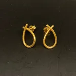 Ørestikkere Børstet Guld - Lille, sløjfe, bow, loop, øretikker, stud, dråber, børstet guld, mat guld, Marianne Dulong, Susanne Friis Bjørner, elegante, øreringe, ørehængere, til vedhæng, flotte, billige, lækre, flot finish, cool, galla, fest øreringe, ørenringe, guld øreringe, Stine A, Pernille Corydon, Enamel, Maanesten, tilbud,