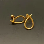 Ørestikkere Børstet Guld - Lille, sløjfe, bow, loop, øretikker, stud, dråber, børstet guld, mat guld, Marianne Dulong, Susanne Friis Bjørner, elegante, øreringe, ørehængere, til vedhæng, flotte, billige, lækre, flot finish, cool, galla, fest øreringe, ørenringe, guld øreringe, Stine A, Pernille Corydon, Enamel, Maanesten, tilbud,