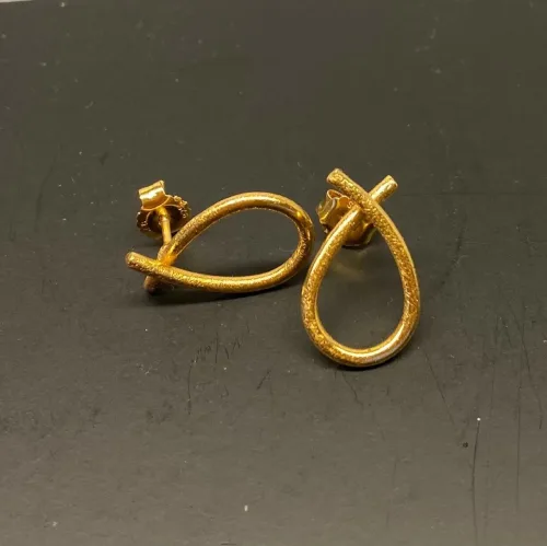 Ørestikkere Børstet Guld - Lille, sløjfe, bow, loop, øretikker, stud, dråber, børstet guld, mat guld, Marianne Dulong, Susanne Friis Bjørner, elegante, øreringe, ørehængere, til vedhæng, flotte, billige, lækre, flot finish, cool, galla, fest øreringe, ørenringe, guld øreringe, Stine A, Pernille Corydon, Enamel, Maanesten, tilbud,