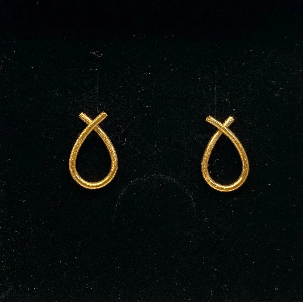 Ørestikkere Børstet Guld - Lille Ørestikkere Børstet Guld - Lille, sløjfe, bow, loop, øretikker, stud, dråber, børstet guld, mat guld, Marianne Dulong, Susanne Friis Bjørner, elegante, øreringe, ørehængere, til vedhæng, flotte, billige, lækre, flot finish, cool, galla, fest øreringe, ørenringe, guld øreringe, Stine A, Pernille Corydon, Enamel, Maanesten, tilbud,