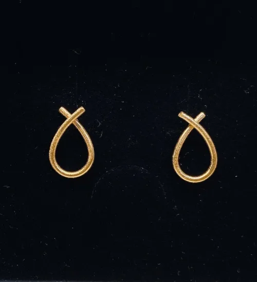 Ørestikkere Børstet Guld - Lille, sløjfe, bow, loop, øretikker, stud, dråber, børstet guld, mat guld, Marianne Dulong, Susanne Friis Bjørner, elegante, øreringe, ørehængere, til vedhæng, flotte, billige, lækre, flot finish, cool, galla, fest øreringe, ørenringe, guld øreringe, Stine A, Pernille Corydon, Enamel, Maanesten, tilbud,