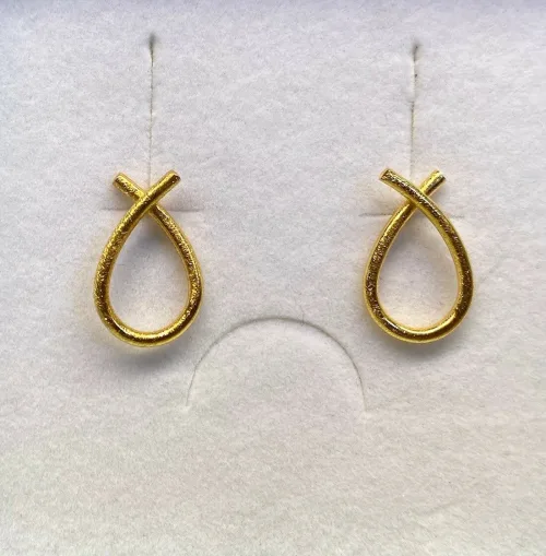 Ørestikkere Børstet Guld - Lille, sløjfe, bow, loop, øretikker, stud, dråber, børstet guld, mat guld, Marianne Dulong, Susanne Friis Bjørner, elegante, øreringe, ørehængere, til vedhæng, flotte, billige, lækre, flot finish, cool, galla, fest øreringe, ørenringe, guld øreringe, Stine A, Pernille Corydon, Enamel, Maanesten, tilbud,